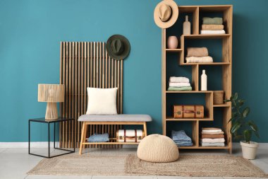 Ahşap raf ünitesi ve şık lambasıyla modern odanın içinde.