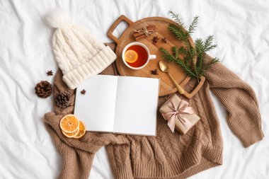 Limonlu boş kitap, Noel hediyesi ve sıcak giysiler, üst manzara.