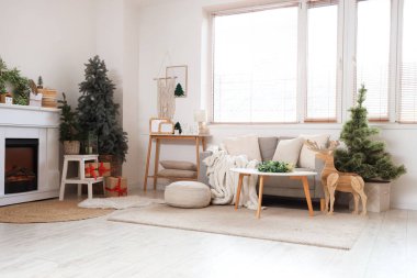 Noel arifesinde odanın içinde dekore edilmiş şömine.