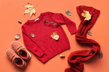 Çocuk kıyafetleri, ayakkabıları, gözlükleri ve sonbahar yapraklarıyla renklendirilmiş kompozisyon