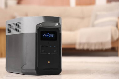 Oturma odasının zemininde taşınabilir elektrik santrali var.