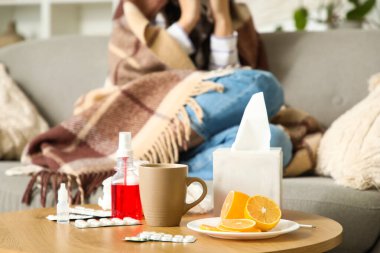 Evde hasta bir kadına karşı limonlu ilaçlar, yakın plan.