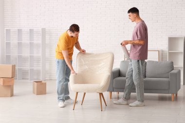 Taşındığı gün koltuğu streç filmle saran genç adamlar