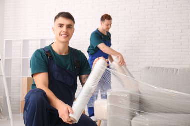 Erkek doldurucu kanepede streç film çekiliyor.