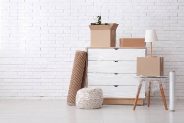 Klozet, masa ve karton kutular taşınma gününde odada streç film