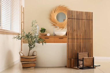 Ayna, lavabo ve ahşap perdeli şık bir banyo.