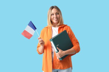 Mavi arkaplanda bayrak ve klasörü olan kadın Fransızca öğretmeni