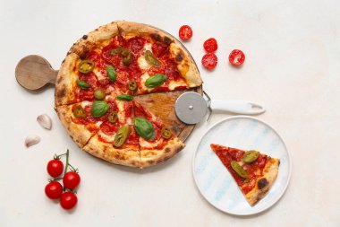 Lezzetli pizzalı kompozisyon ve arka planda kesici.