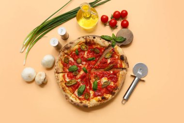 Lezzetli pizza, malzemeler ve bej arka planda kesicili kompozisyon