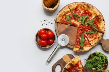 Lezzetli pizzalı kompozisyon, malzemeler ve gri arka planda kesici.