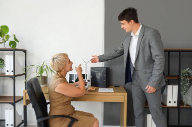 Ofiste çalışan rüzgar türbini modelli mühendisler