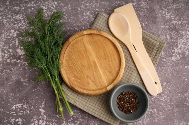 Boş tahta, çatal bıçak takımı, karabiber ve dereotu.