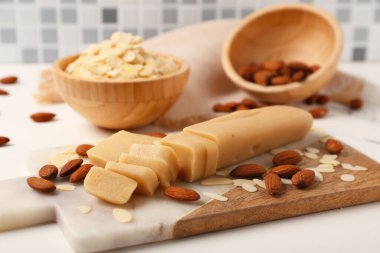 Lezzetli badem ezmesi, badem ezmesi ve ışık masasında gevrek.