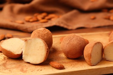 Masada kakao tozuyla kaplı leziz badem ezmesi şekerli pano, yakın plan.