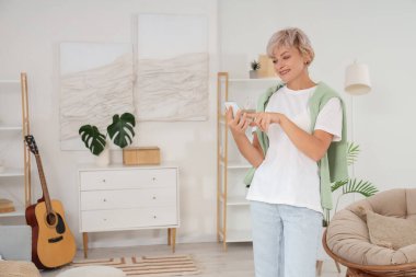 Olgun kadın evde cep telefonunuzun