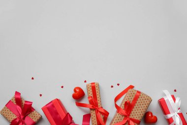 Gri arka planda hediye kutuları ve kalpler. Sevgililer Günü kutlaması