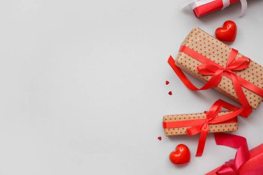 Gri arka planda hediye kutuları ve kalpler. Sevgililer Günü kutlaması