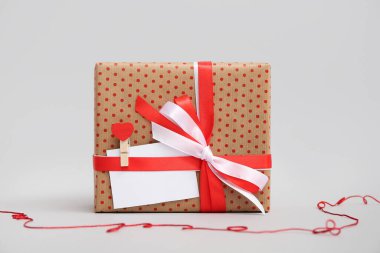 Gri arka planda hediye kutusu. Sevgililer Günü kutlaması