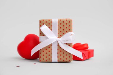 Gri arka planda hediye kutuları ve kalp. Sevgililer Günü kutlaması