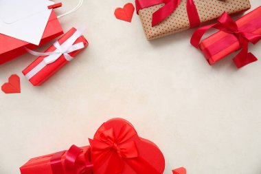 Kağıt kalpli hediye kutuları ve beyaz arka planda bir zarf. Sevgililer Günü kutlaması