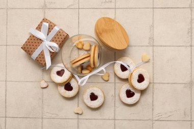 Tatlı kurabiyeli kavanoz ve beyaz fayanslı hediye kutusu. Sevgililer Günü kutlaması