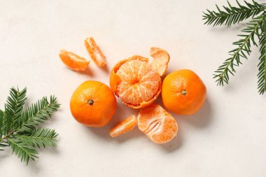 Beyaz grunge arka planında köknar dalları olan tatlı mandallar