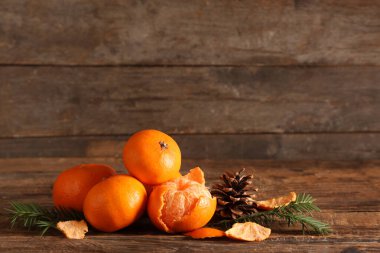 Mandallı tatlı mandallar ve tahta arka planda köknar dalları.