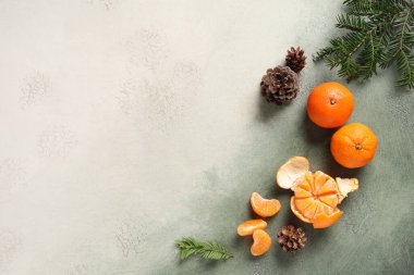 Yeşil grunge arka planda köknar dalı ve kozalaklı tatlı mandalinalar