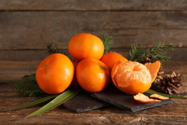 Mandallı tatlı mandallar ve tahta arka planda köknar dalları.