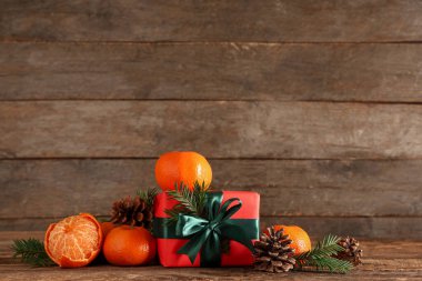 Mandalinalı, kozalaklı ve köknar dallı hediye kutusu.