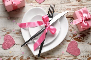 Kalpler ve beyaz ahşap arka planda hediye kutuları olan güzel bir masa. Sevgililer Günü kutlaması