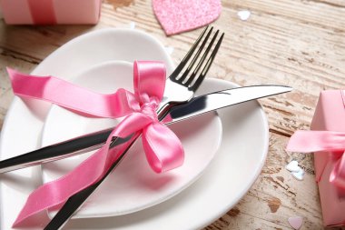 Beyaz ahşap arka planda hediye kutuları olan güzel bir masa. Sevgililer Günü kutlaması