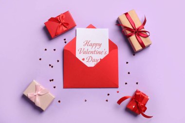 Hediye kartı ve eflatun kaplamalı kutular. Sevgililer Günü kutlaması