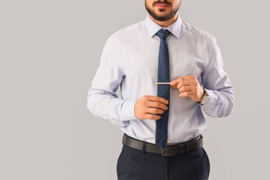 Arka planda kravatlı genç bir işadamı