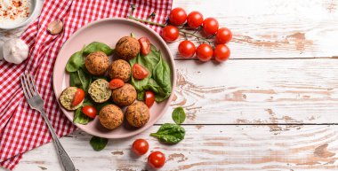 Ahşap zemin üzerinde lezzetli falafel topları tabağı ve metin için yer