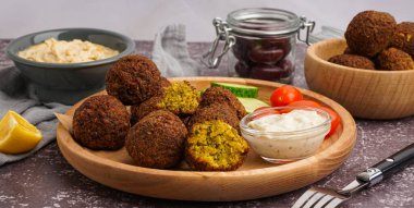 Masada nefis falafel köfteli ahşap tabak ve sos, yakın plan.