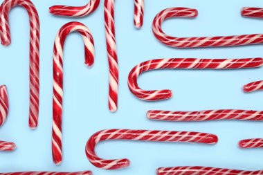 Mavi arka planda bir sürü Noel şekeri kamışı