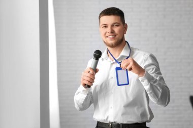 Ofisinde boş isim etiketi olan bir erkek muhabir.