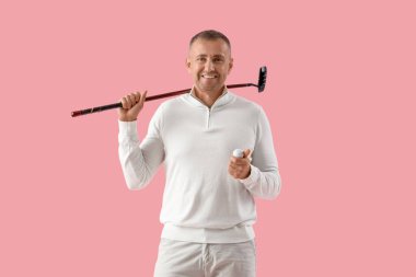 Pembe arka planda olgun bir erkek golf oyuncusu