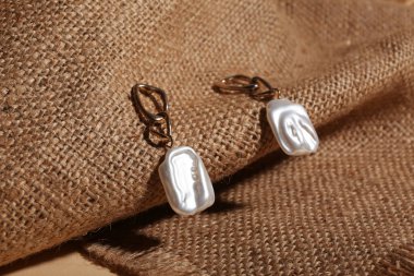 Çuval bezinde güzel küpeler. Yakın çekim.