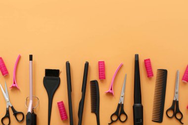 Bej arka planda kuaför aksesuarları.