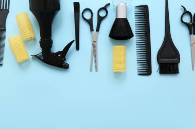 Mavi arka planda kuaför aksesuarları.