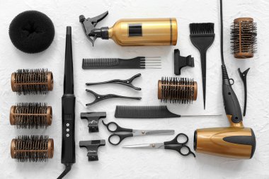 Beyaz arka planda farklı kuaför aksesuarları