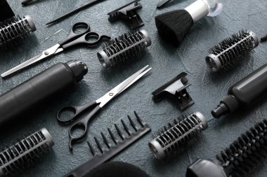 Koyu grunge arka planda kuaför aksesuarları.