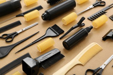 Bej arka planda profesyonel kuaför malzemeleri.