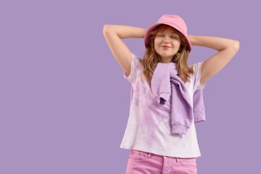 Mor arka planda mutlu genç bir kadın