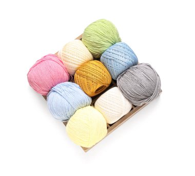 Beyaz arka planda renkli örgü ipliği olan sepet.