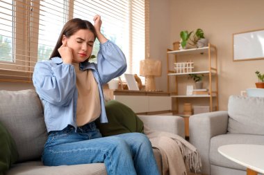 Genç bir kadın evde acı çekiyor.