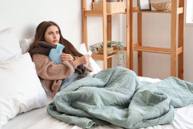 Yatakta hasta bir genç kadın.