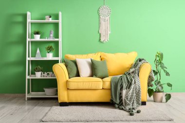 Oturma odasının içindeki şık kanepe.